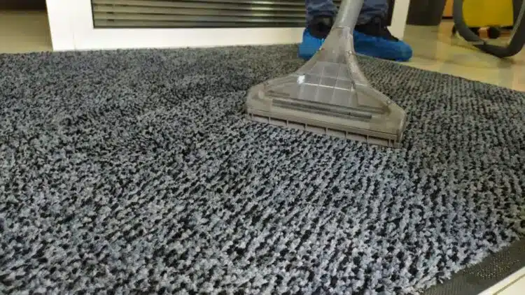 Най-добрият начин да почистите килима си, без да го местите: няма повече прах, мръсотия и алергени