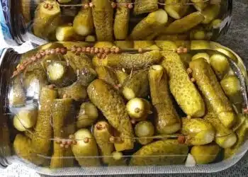 Кисели краставици: За кой са полезни и за кой са забранени