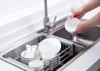 Защо трябва да премахнете сушилника за съдове от плота в кухнята