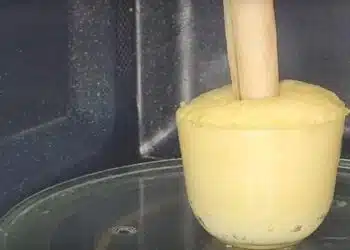 Пъхнахме ролка хартия в чаша и направихме мързелива поничка за кафе за 2 минути.