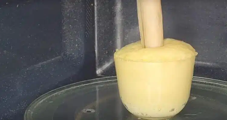 Пъхнахме ролка хартия в чаша и направихме мързелива поничка за кафе за 2 минути.