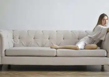 Как да премахнете петна от светъл диван, става само за минутка