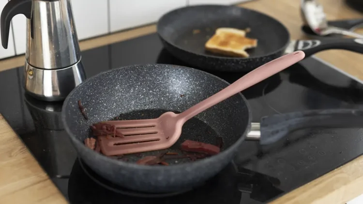 Как да почистите изгорял тиган само за няколко минути – 4 малко известни метода