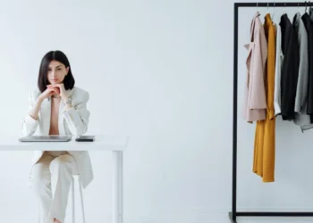 Как да гладите нещата без ютия: можете да го направите за минута – метод за мързеливите