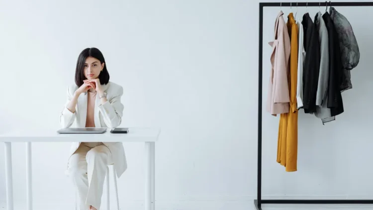 Как да гладите нещата без ютия: можете да го направите за минута – метод за мързеливите