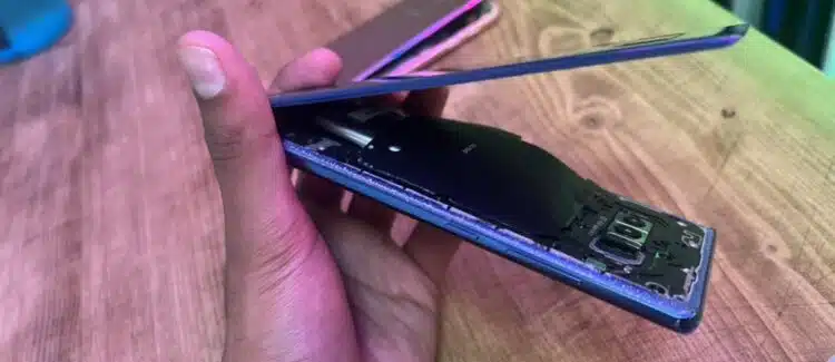 Батерията на смартфона се наду: какво трябва да направим в този случай