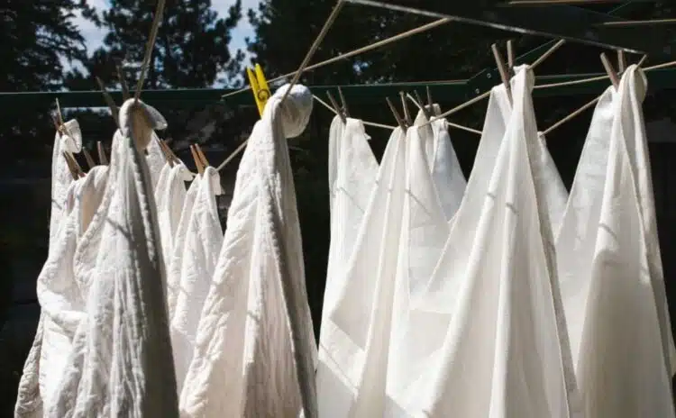 Ретро трик, как да перете леки дрехи до снежнобял цвят, набира популярност в интернет
