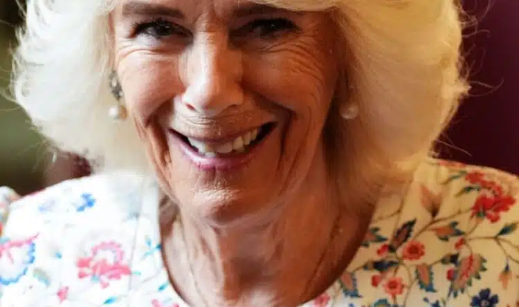 В бяла рокля на цветя: красивата кралица Камила беше домакин на събитие в двореца Холируд