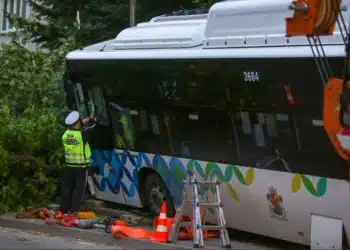 Две от гумите на автобус пълен с работници паднаха в движение край Пловдив