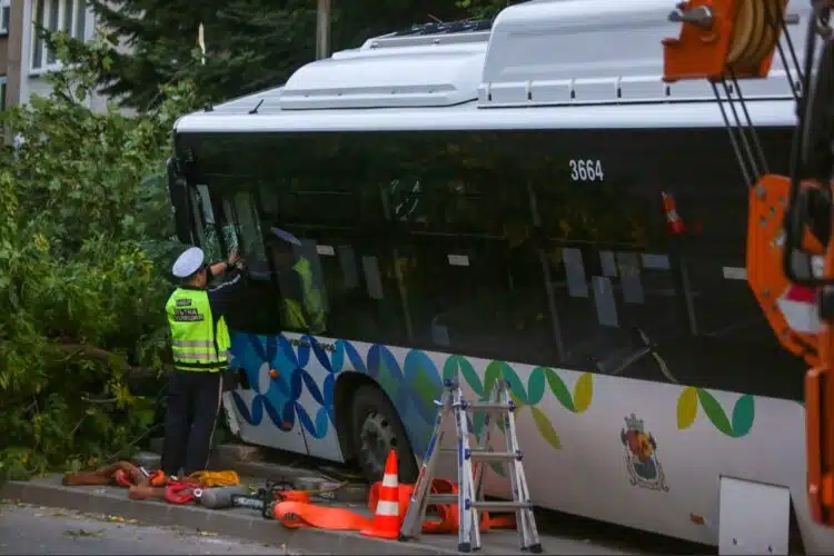 Две от гумите на автобус пълен с работници паднаха в движение край Пловдив