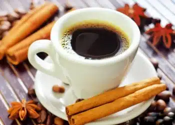 Диетолог разкри истината за пиенето на кафе с канела сутрин