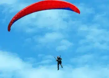 Лекари се борят за живота на оцелелия парашутист, който падна край Ботевград