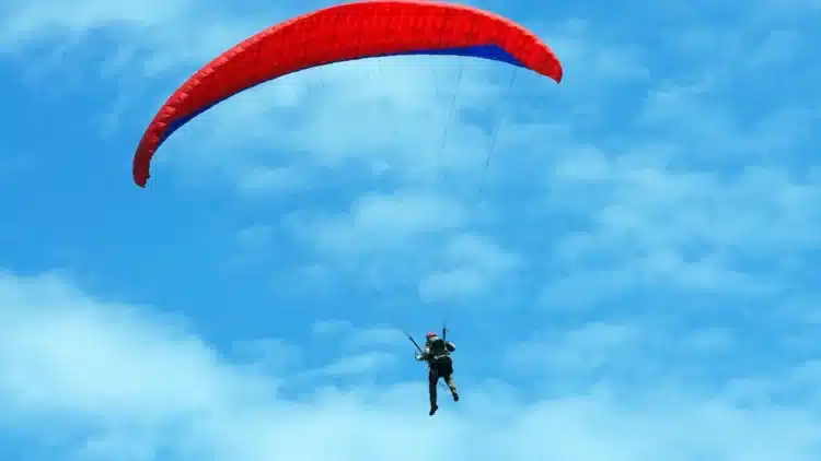 Лекари се борят за живота на оцелелия парашутист, който падна край Ботевград