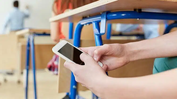 Директорка на училище в Петрич: След забраната на телефоните в училище, някои деца изпадат в абстиненция